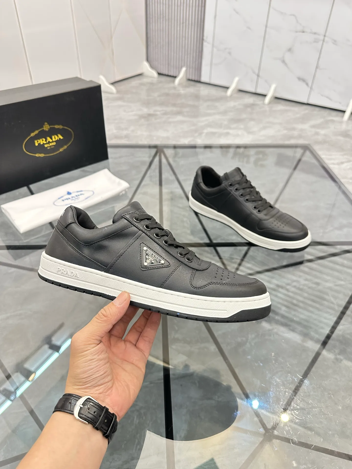 Men's shoes: 💰P400¥ Product trademark: Prada *"Prada*" low-top casual shoes Regular size: 38-44 (can be customized to 45) Product materials: imported cowhide upper, sheepskin lining, original outsole. Number: 020